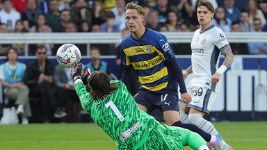 Jacob Ondrejka von Parma Calcio sieht seine Torchance 