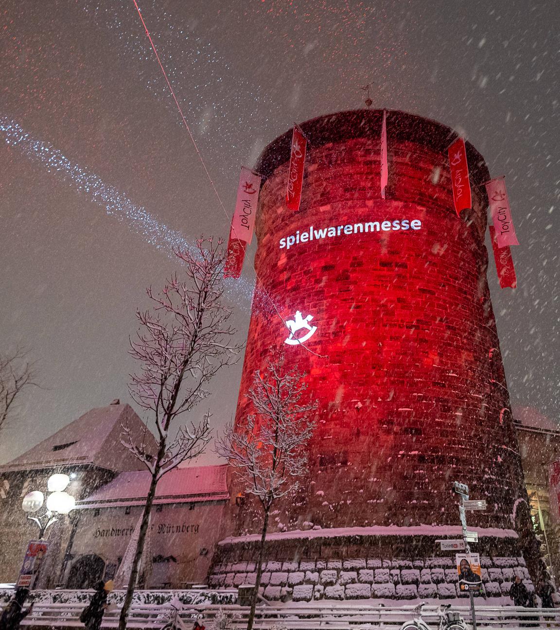  Der Frauentorturm in Nürnberg ist am 25.01.2026 zur Spielwarenmesse in rotem Licht illuminiert. 