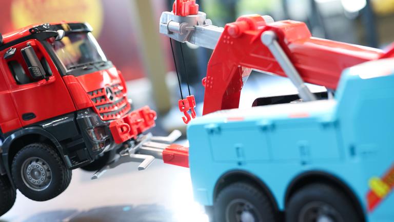 Der «Scania Super 560R Berge- und Abschlepp-Lkw» von Bruder hat einen anderen Bruder-Lkw am Haken.