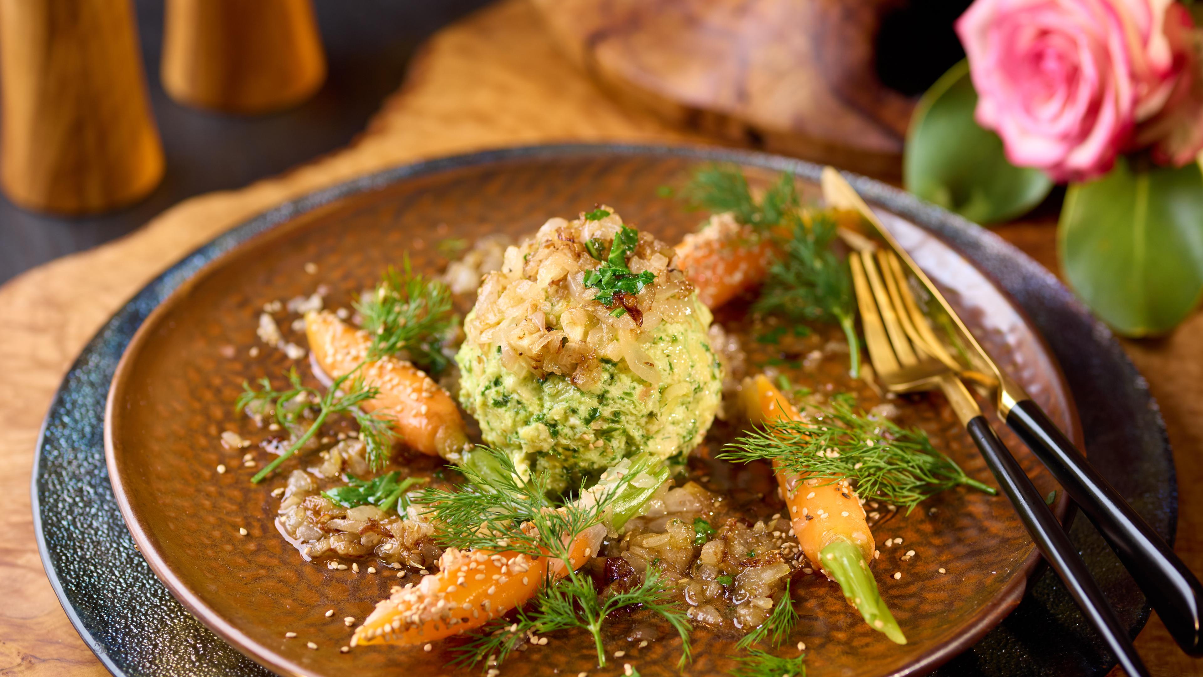 Spinatknödel mit Lakenkäse, Schmelzzwiebeln und Möhrchen 
