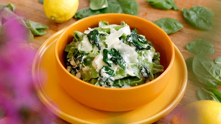 Spinatpasta mit Zitronen-Ricotta-Sauce