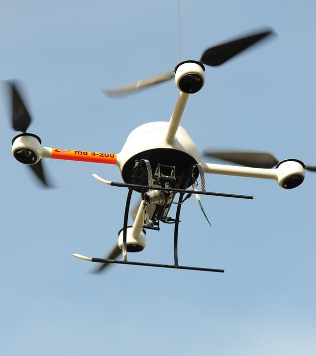 Auf dem Bild ist eine fliegende Polizeidrohne zu sehen.