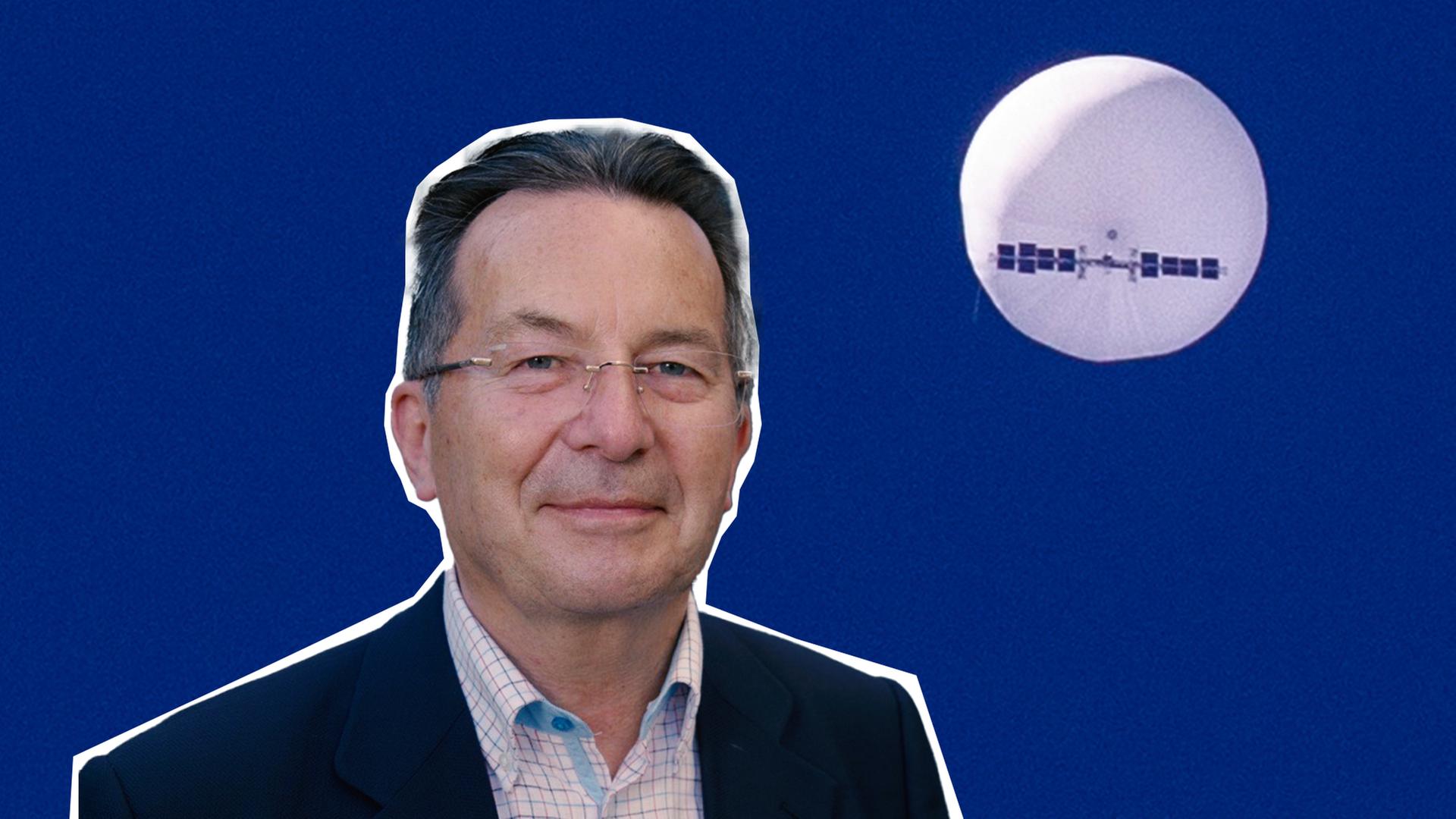 Im Vordergrund ist Militärexperte und Oberst a.D. Ralph Thiele zu sehen; hinter ihm der Himmel mit dem chinesischen Ballon über den USA. 