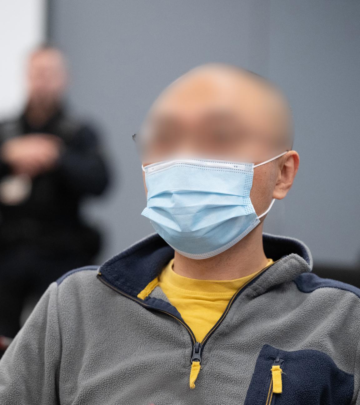 05.08.2025, Sachsen, Dresden: Der Hauptangeklagte Jian G. sitzt zu Prozessbeginn im Gerichtssaal.