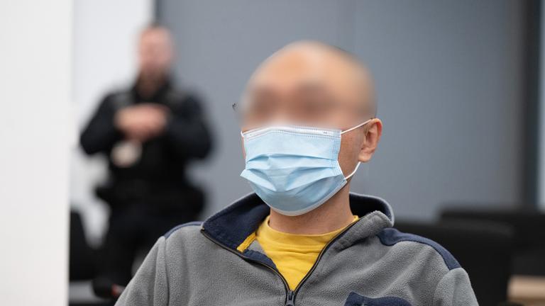 05.08.2025, Sachsen, Dresden: Der Hauptangeklagte Jian G. sitzt zu Prozessbeginn im Gerichtssaal.