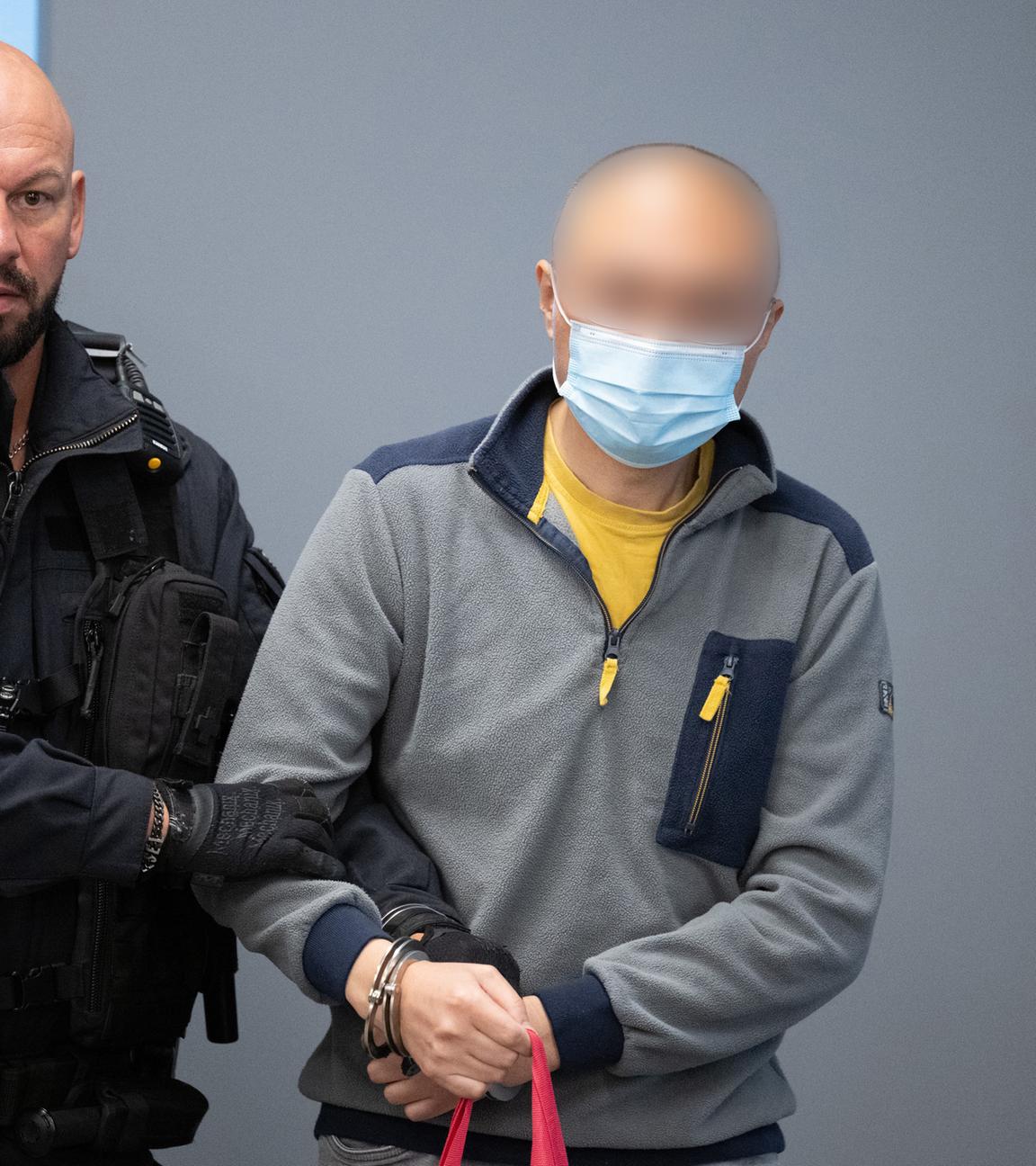 Sachsen, Dresden: Der Hauptangeklagte Jian G. (r) wird vor Prozessbeginn in den Gerichtssaal geführt.