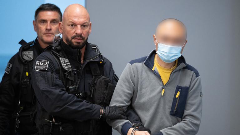 Sachsen, Dresden: Der Hauptangeklagte Jian G. (r) wird vor Prozessbeginn in den Gerichtssaal geführt.