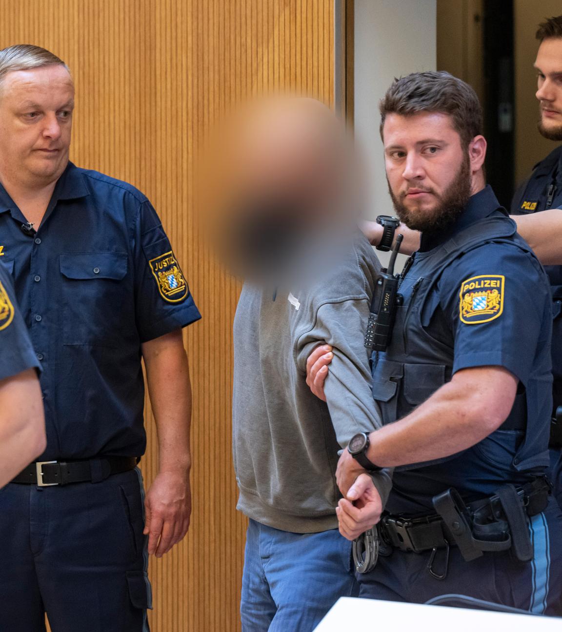 Archiv:  Ein Angeklagter (M) wird zu Beginn des Prozesses gegen ein deutsch-russisches Trio wegen Geheimdiensttätigkeit für Russland und Mitgliedschaft in einer ausländischen Terrorgruppe in den Gerichtssaal geführt. D