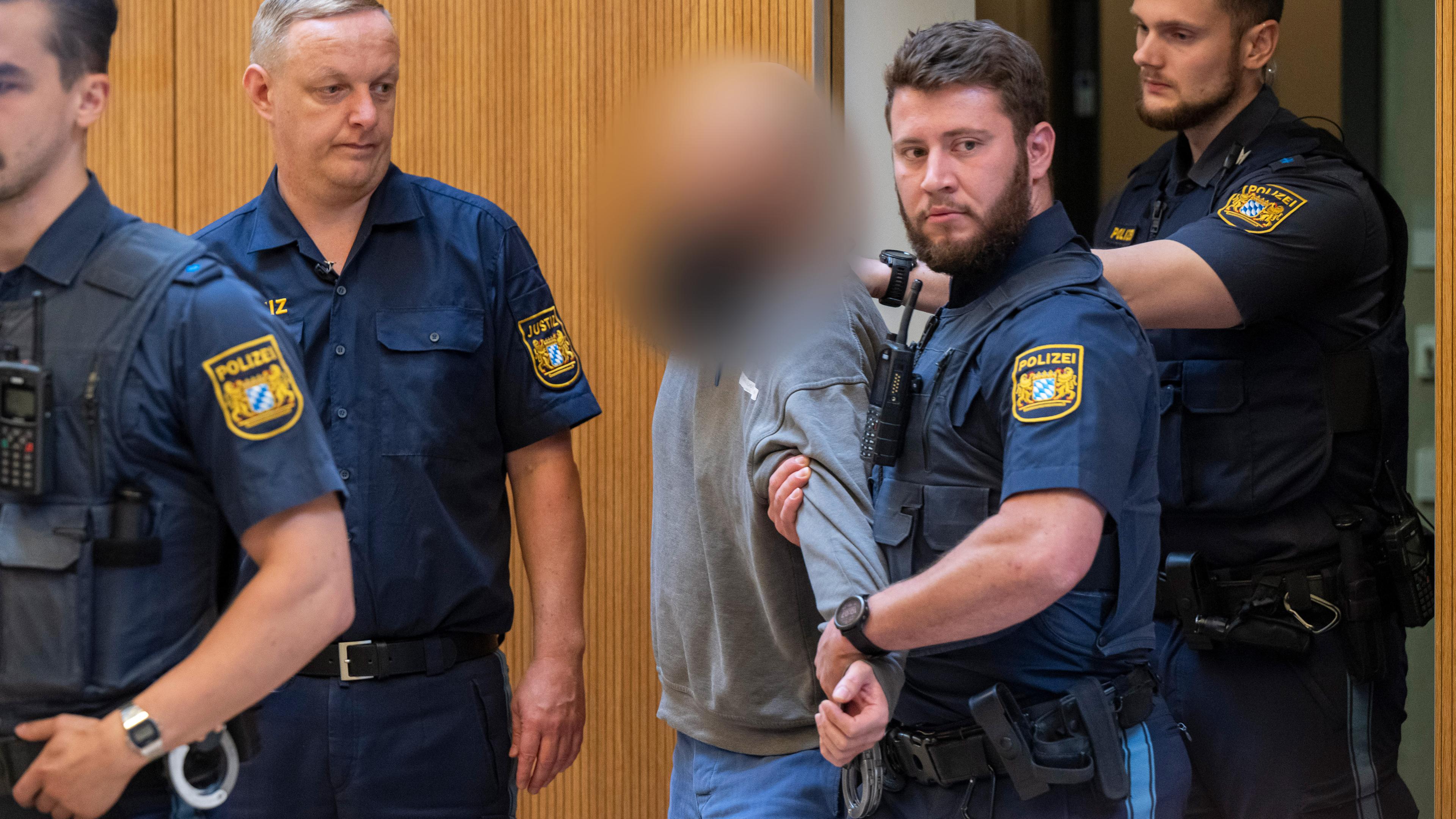 Archiv:  Ein Angeklagter (M) wird zu Beginn des Prozesses gegen ein deutsch-russisches Trio wegen Geheimdiensttätigkeit für Russland und Mitgliedschaft in einer ausländischen Terrorgruppe in den Gerichtssaal geführt. D