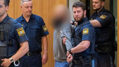 Archiv:  Ein Angeklagter (M) wird zu Beginn des Prozesses gegen ein deutsch-russisches Trio wegen Geheimdiensttätigkeit für Russland und Mitgliedschaft in einer ausländischen Terrorgruppe in den Gerichtssaal geführt. D