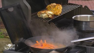Grillgemüse auf einem Grill und Möhren in einer Pfanne.