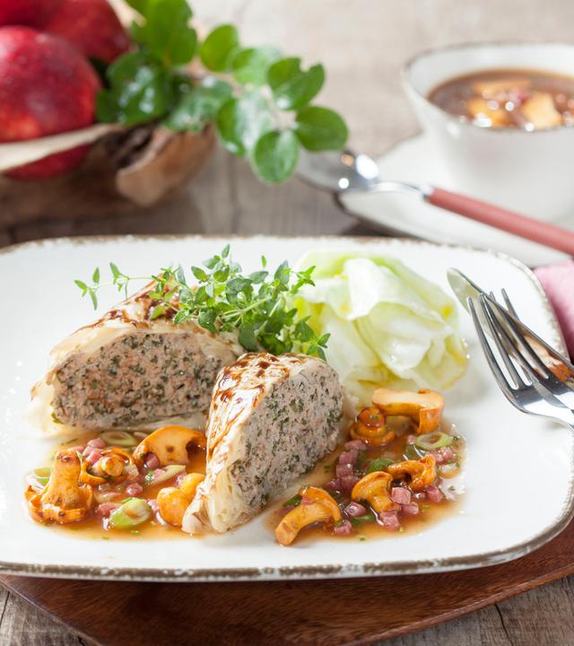 Spitzkohlroulade mit Pfifferling-Specksauce