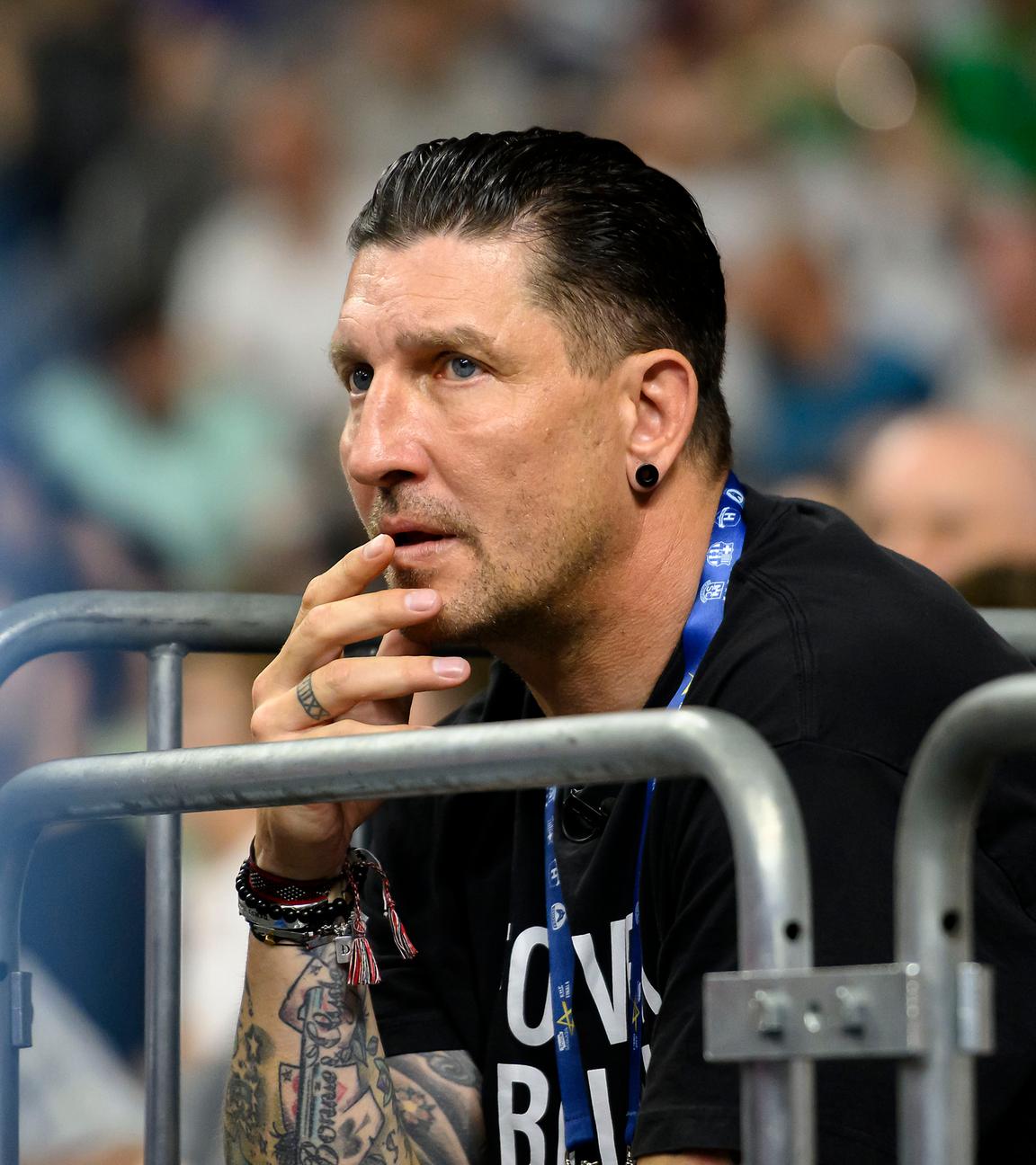 Stefan Kretzschmar sitzt nachdenklich auf der Tribüne beim Handball-Champions-League-Final-Four 2025 in Köln
