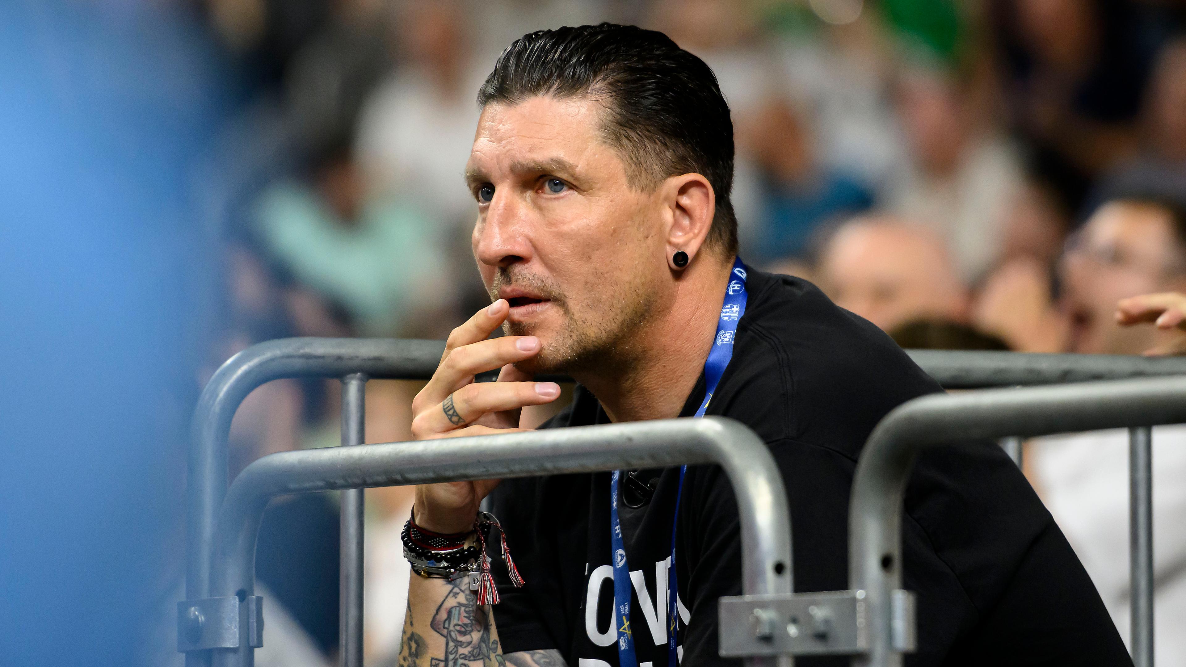 Stefan Kretzschmar sitzt nachdenklich auf der Tribüne beim Handball-Champions-League-Final-Four 2025 in Köln