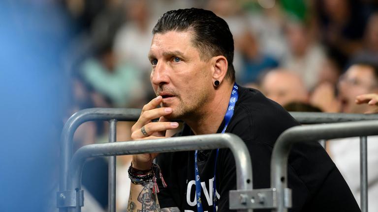Stefan Kretzschmar sitzt nachdenklich auf der Tribüne beim Handball-Champions-League-Final-Four 2025 in Köln