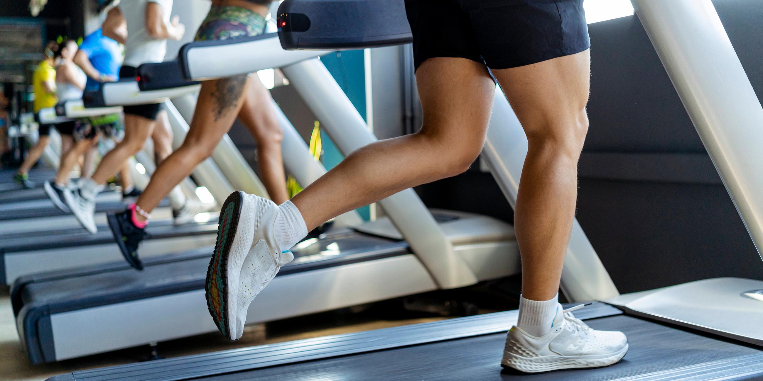 Männer und Frauen auf dem Laufband in einem Fitnessstudio