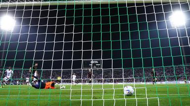 Fußball-Länderspiel Oman - Deutschland im Sultan-Qabus-Sportzentrum: Niclas Füllkrug (2.v.l.) erzielt das 0:1.