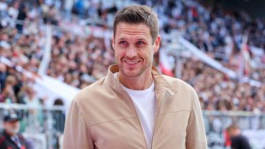Borussia Dortmunds Sportdirektor Sebastian Kehl lacht.