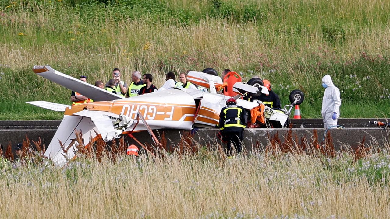 Das Wrack eines abgestürzten Sportflugzeugs nahe der französischen Hauptstadt Paris.