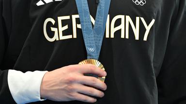 Sportfördergesetz, Symbolbild. Frankreich, Paris: Olympia, Paris 2024, Schwimmen, Paris La Defense Arena, 400m Freistil, Männer, Finale, Lukas Märtens aus Deutschland jubelt mit seiner Goldmedaille