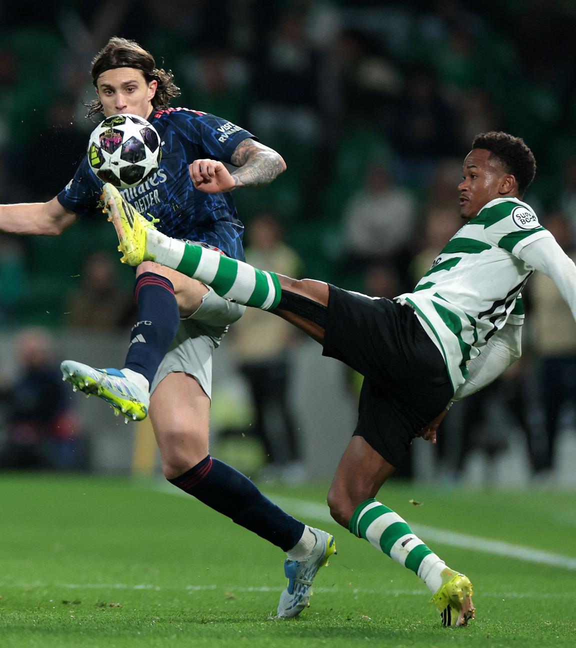 Riccardo Calafiori im Zweikampf mit Geny Catamo