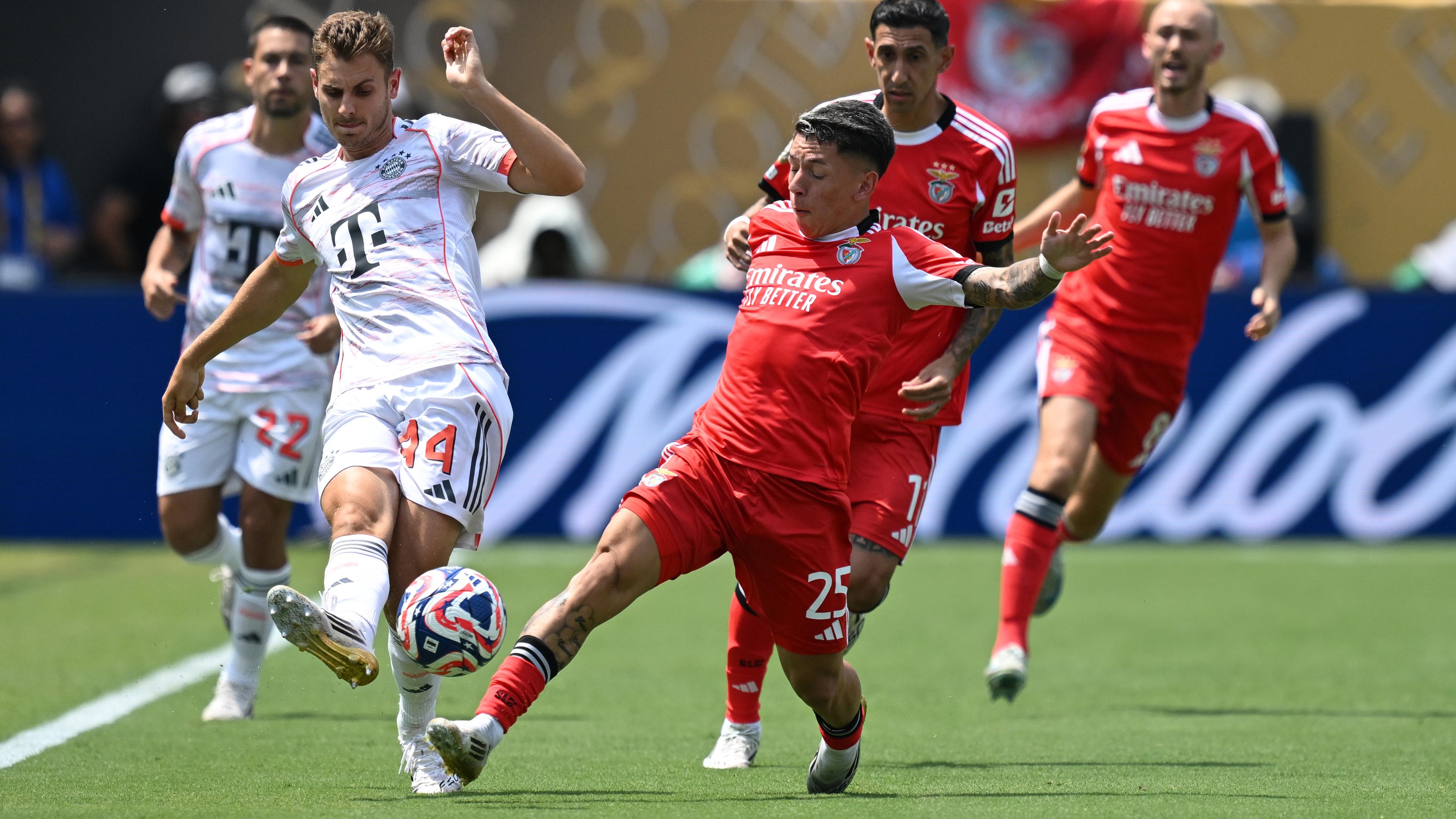 Klub-WM, Benfica Lissabon - Bayern München, Vorrunde: Bayerns Josip Stanisic (l.) kommt vor Gianluca Prestianni zum Flanken