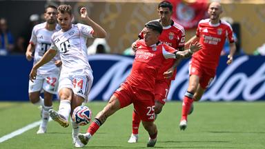 Klub-WM, Benfica Lissabon - Bayern München, Vorrunde: Bayerns Josip Stanisic (l.) kommt vor Gianluca Prestianni zum Flanken