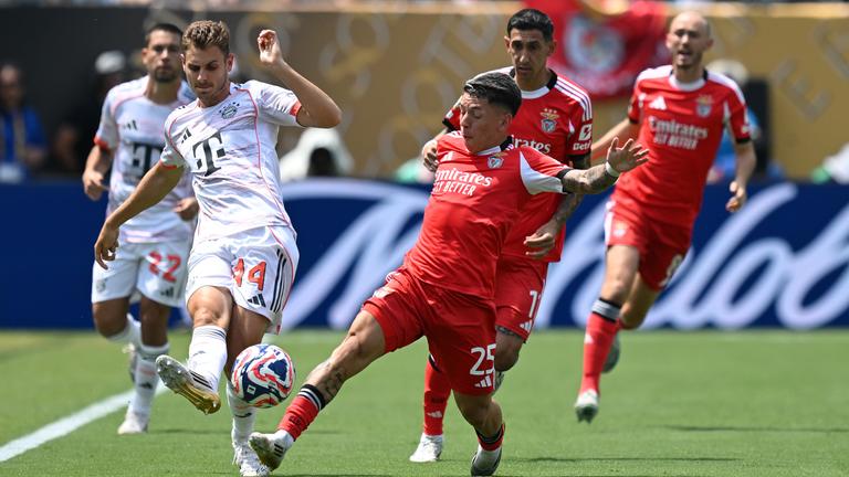 Klub-WM, Benfica Lissabon - Bayern München, Vorrunde: Bayerns Josip Stanisic (l.) kommt vor Gianluca Prestianni zum Flanken