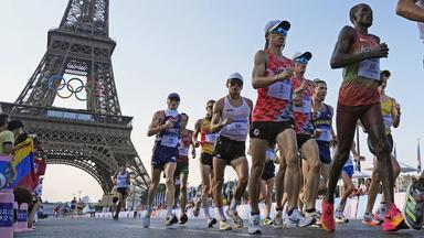 Die Sportlerinnen starten beim 20-km Gehen.