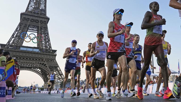 Die Sportlerinnen starten beim 20-km Gehen.