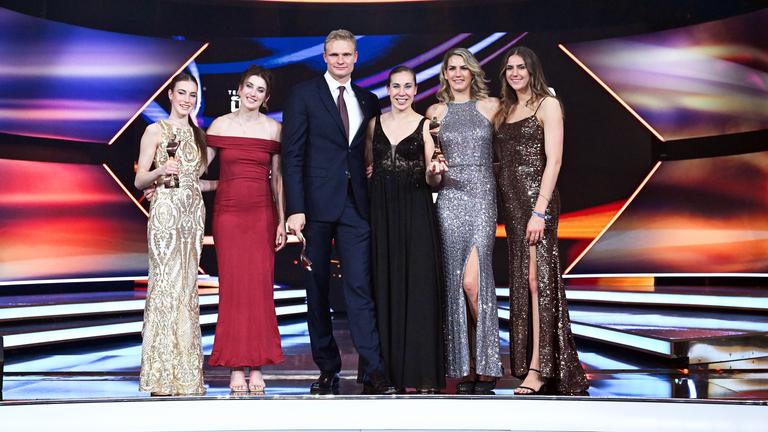 Baden-Württemberg, Baden-Baden: Die Sportgymnastin Darja Varfolomeev (l), der Ruderer Oliver Zeidler (3.v.l) und die 3x3-Basketballerinnen Elisa Mevius (2.v.l), Svenja Brunckhorst (M-r), Sonja Greinacher und Marie Reichert stehen während der Gala für die Wahl «Sportler des Jahres» im Kurhaus mit ihren Siegertrophäen auf der Bühne. 