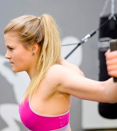 Frau trainiert im Fitness-Studio