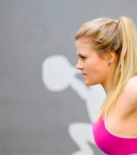 Frau trainiert im Fitness-Studio