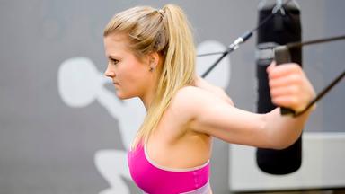 Frau trainiert im Fitness-Studio