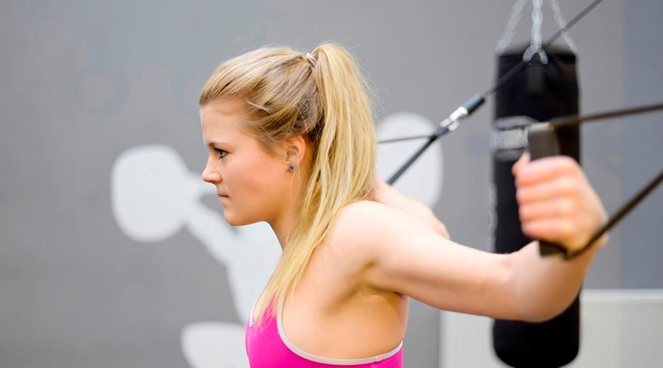 Frau trainiert im Fitness-Studio
