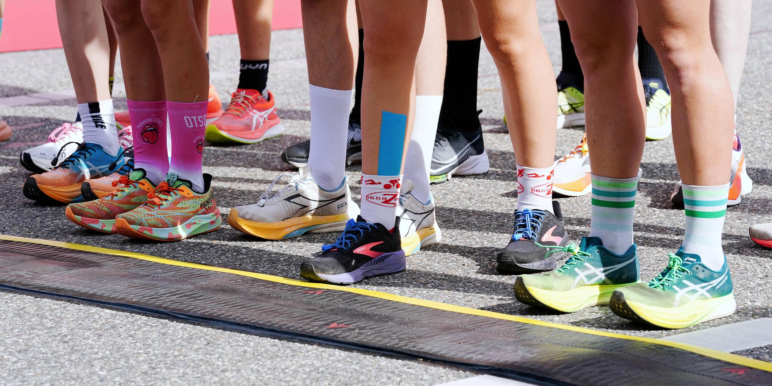 Läufer tragen unterschiedliche Sportschuhe