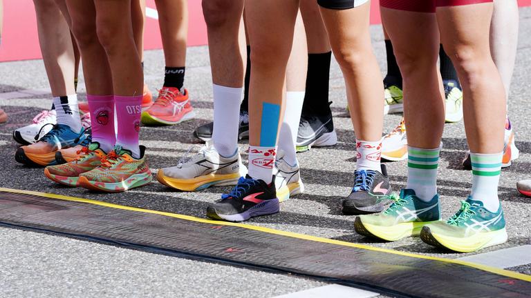 Läufer tragen unterschiedliche Sportschuhe