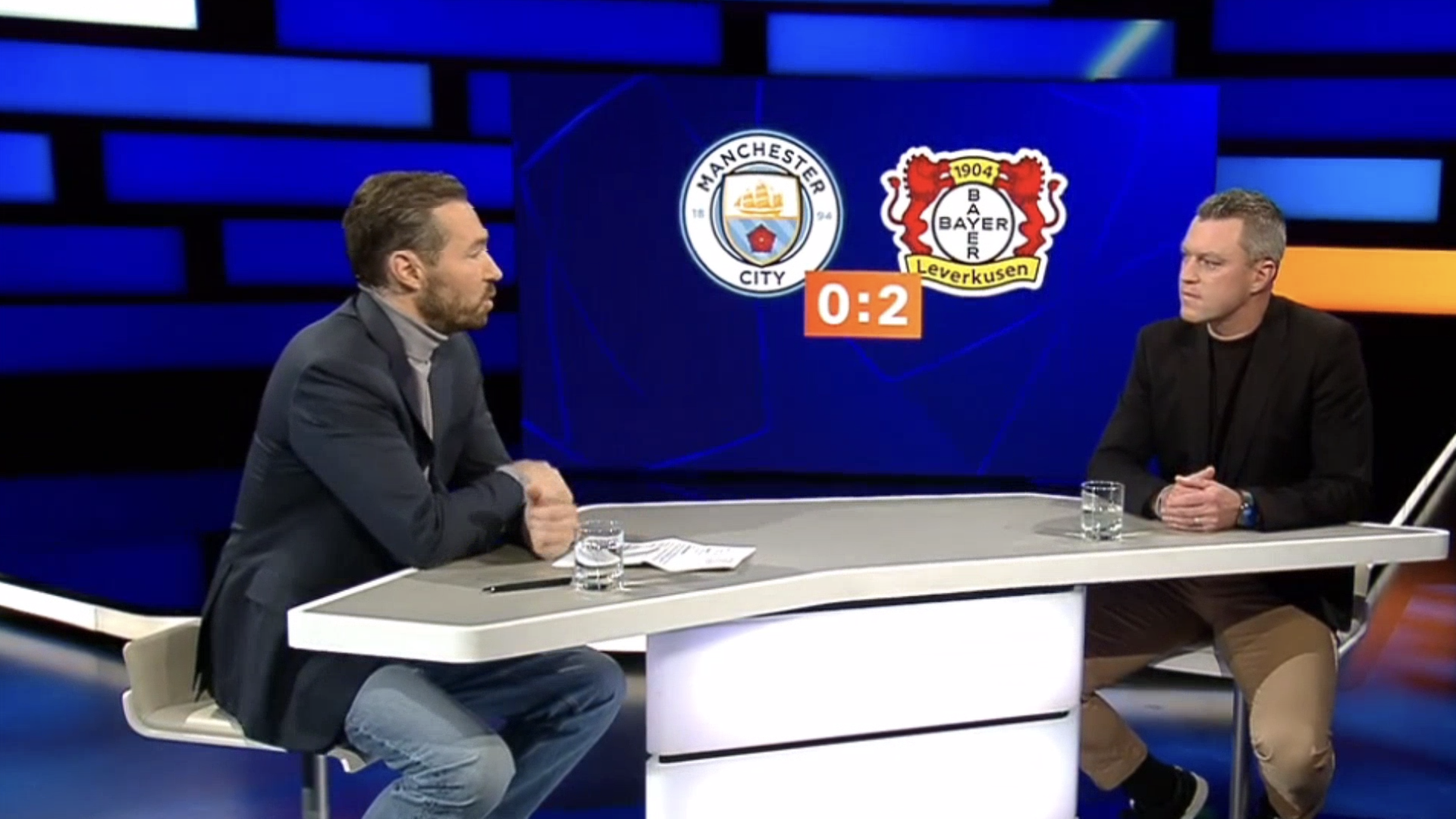 Moderator Sven Voss und Hanno Balitsch (Trainer U18-Nationalmannschaft) sind jetzt im sportstudio. 