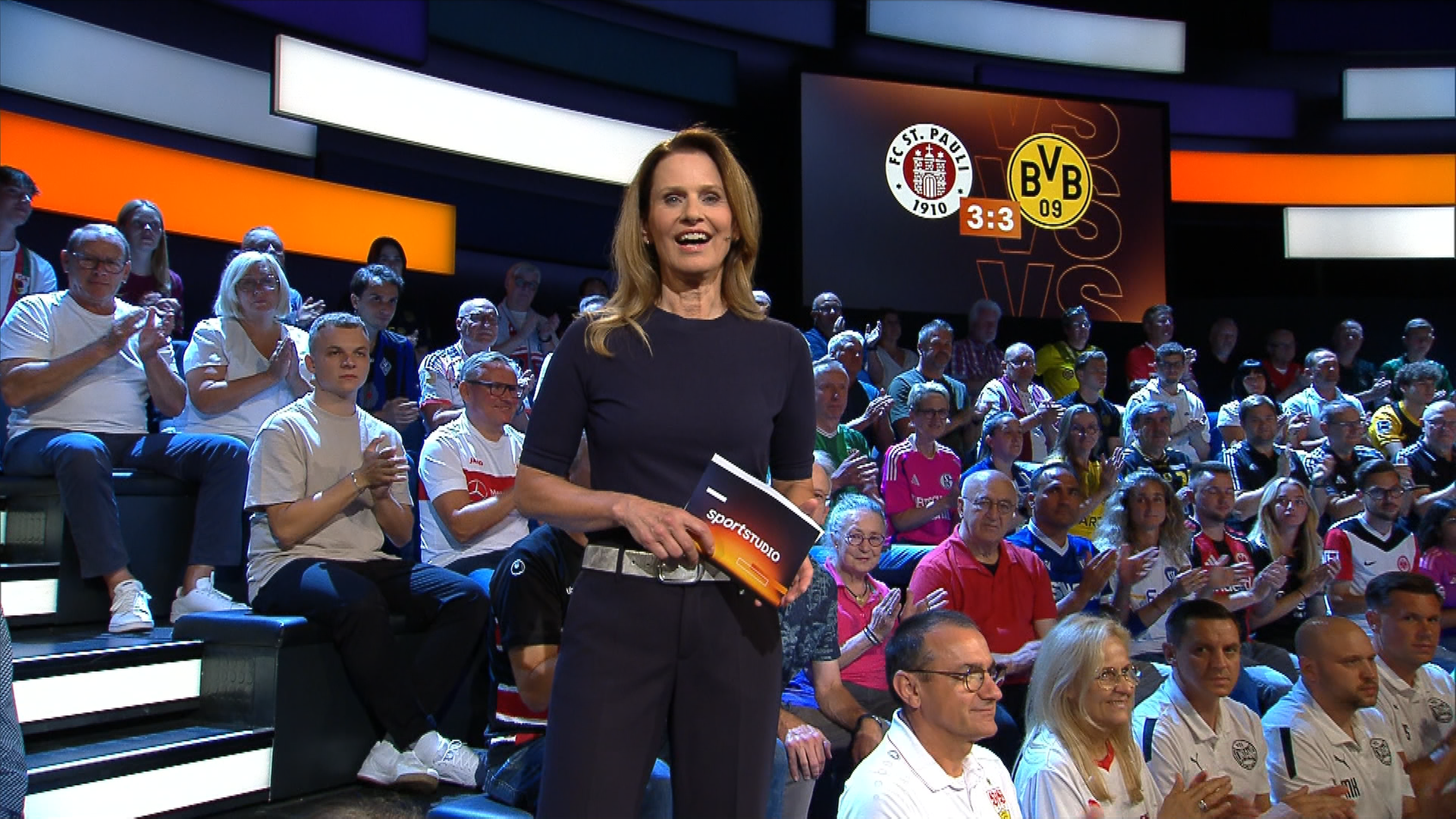 Sportstudio-DFL mit Moderatorin und Publikum