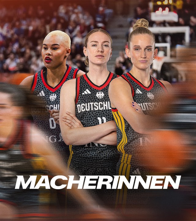 "Macherinnen - die neue Ära im Basketball": Montage: Die deutschen Basketball-Nationalspielerinnen Satou Sabally, Marie Gülich und Leonie Fiebich befinden sich im Mittelpunkt einer Basketball-Halle. Vor ihnen sind weitere Spielerinnen schemenhaft in der Bewegung dargestellt. Im Vordergrund liegt der Sendungstitel in weißer Schrift.