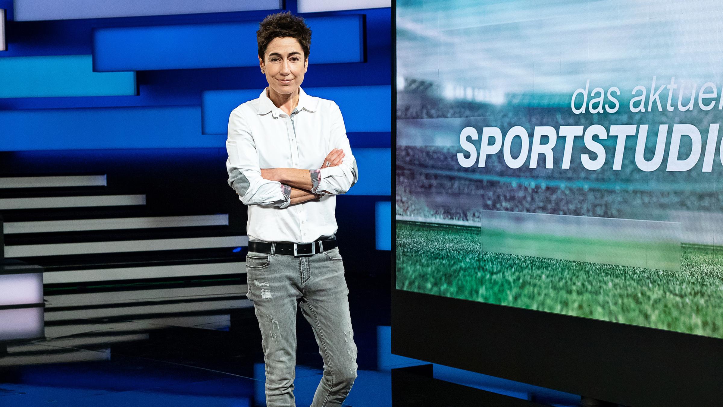 "das aktuelle sportstudio": Dunja Hayali steht in der Studiokulisse.