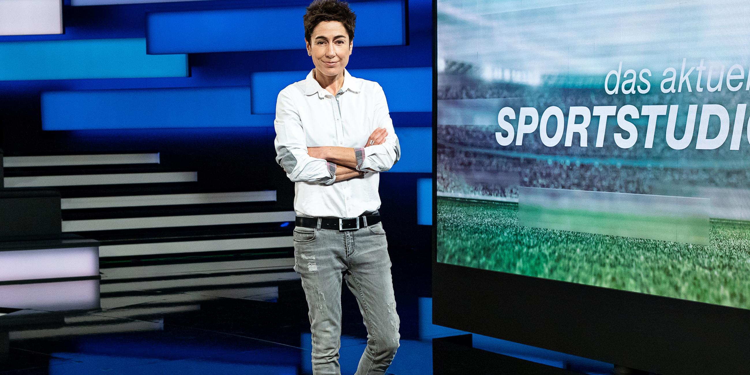 "das aktuelle sportstudio": Dunja Hayali steht in der Studiokulisse.