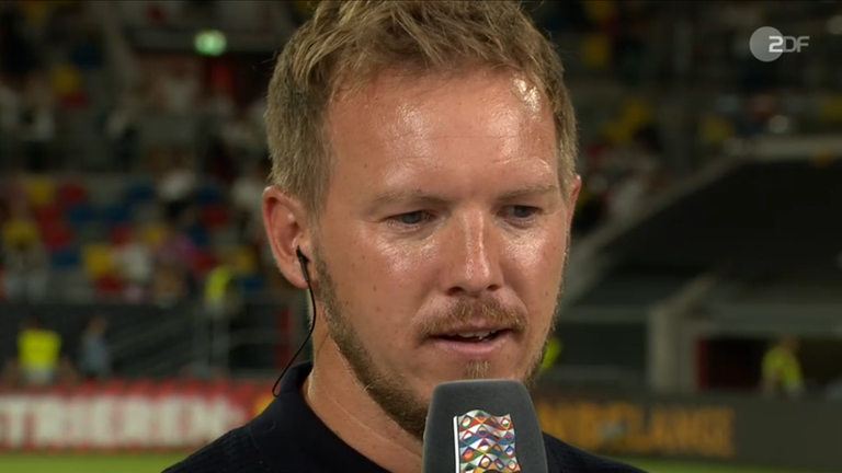 Deutschlands Nationaltrainer Julian Nagelsmann während des Interviews.