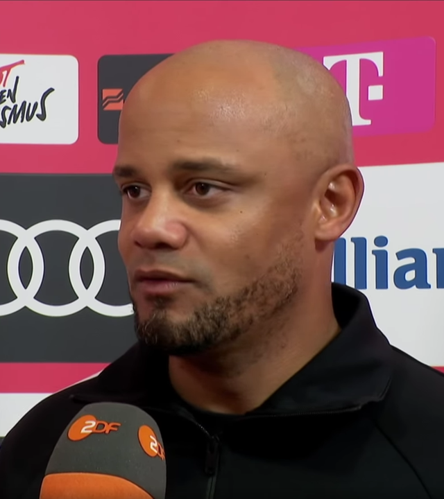 Bayern Münchens Trainer Vincent Kompany während seinem Interview.