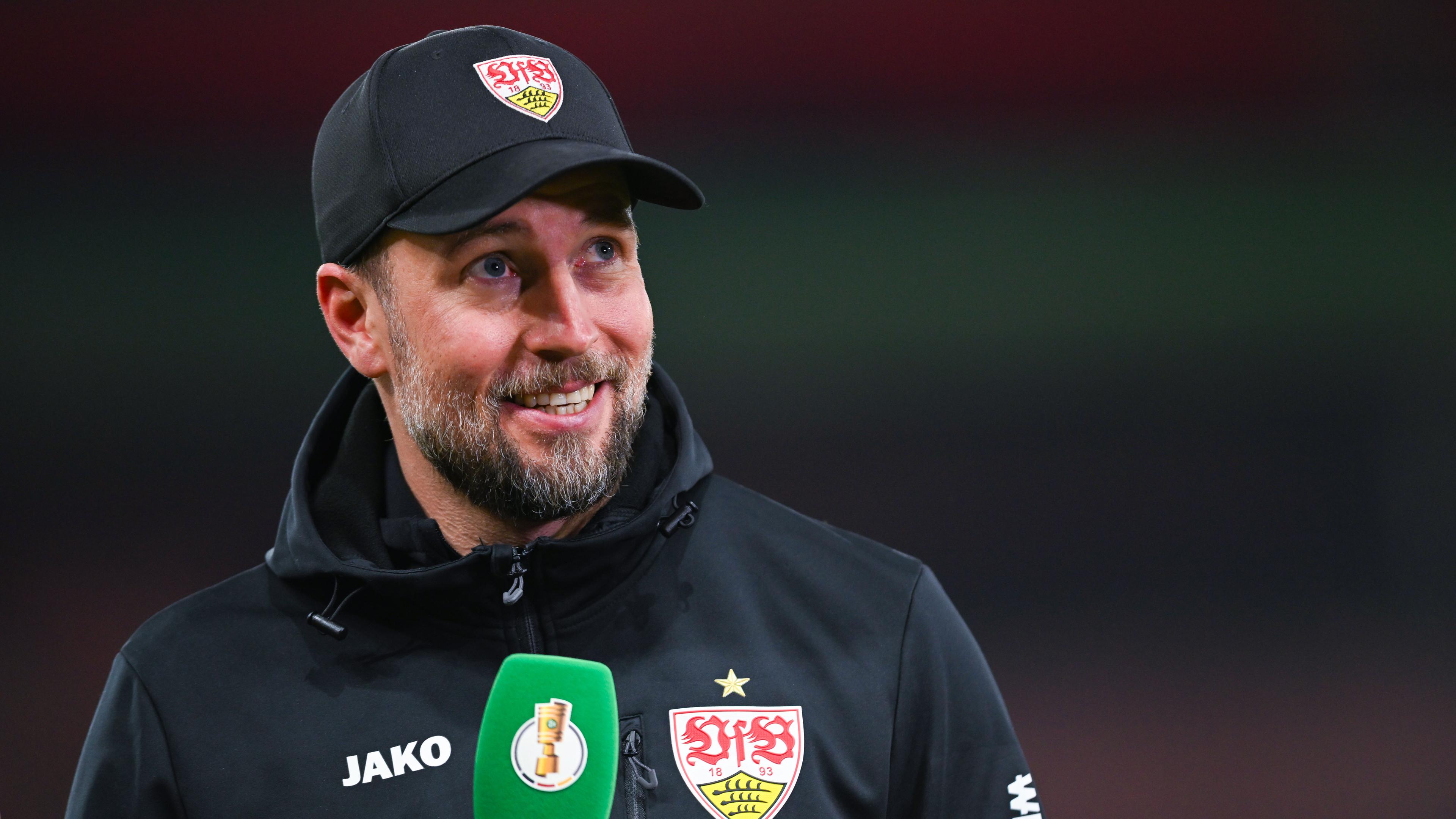 Stuttgarts Trainer Sebastian Hoeneß während seinem Interview nach dem Halbfinal-Spiel gegen den RB Leipzig.