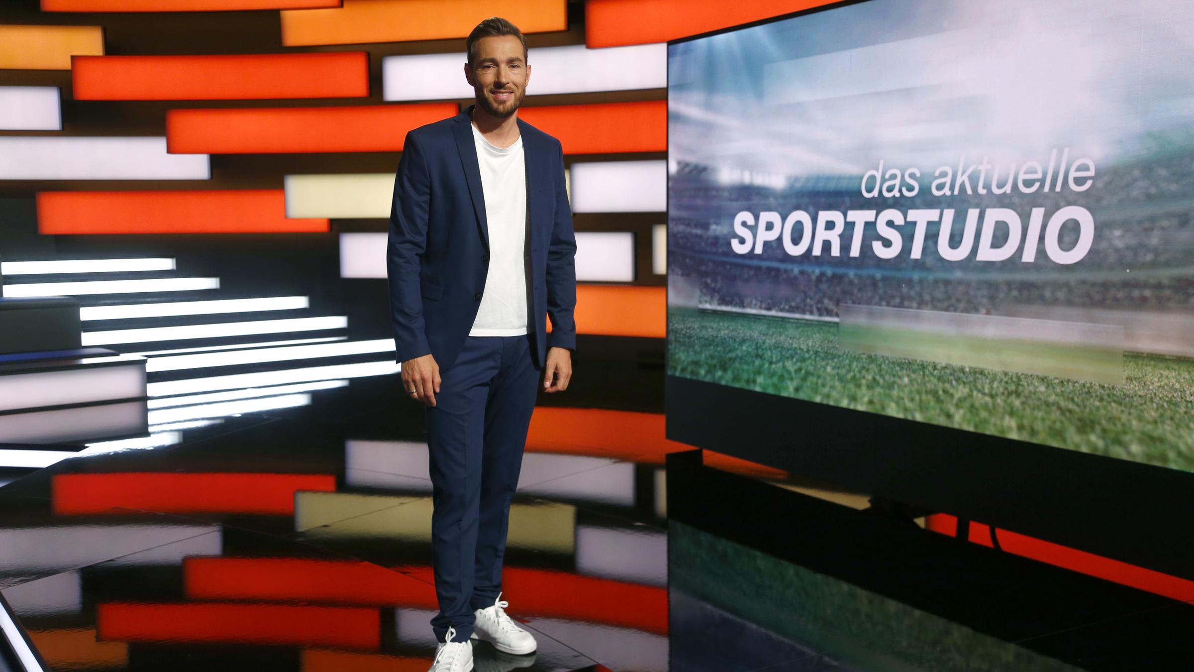 "das aktuelle sportstudio": Sven Voss steht in der Studiokulisse.