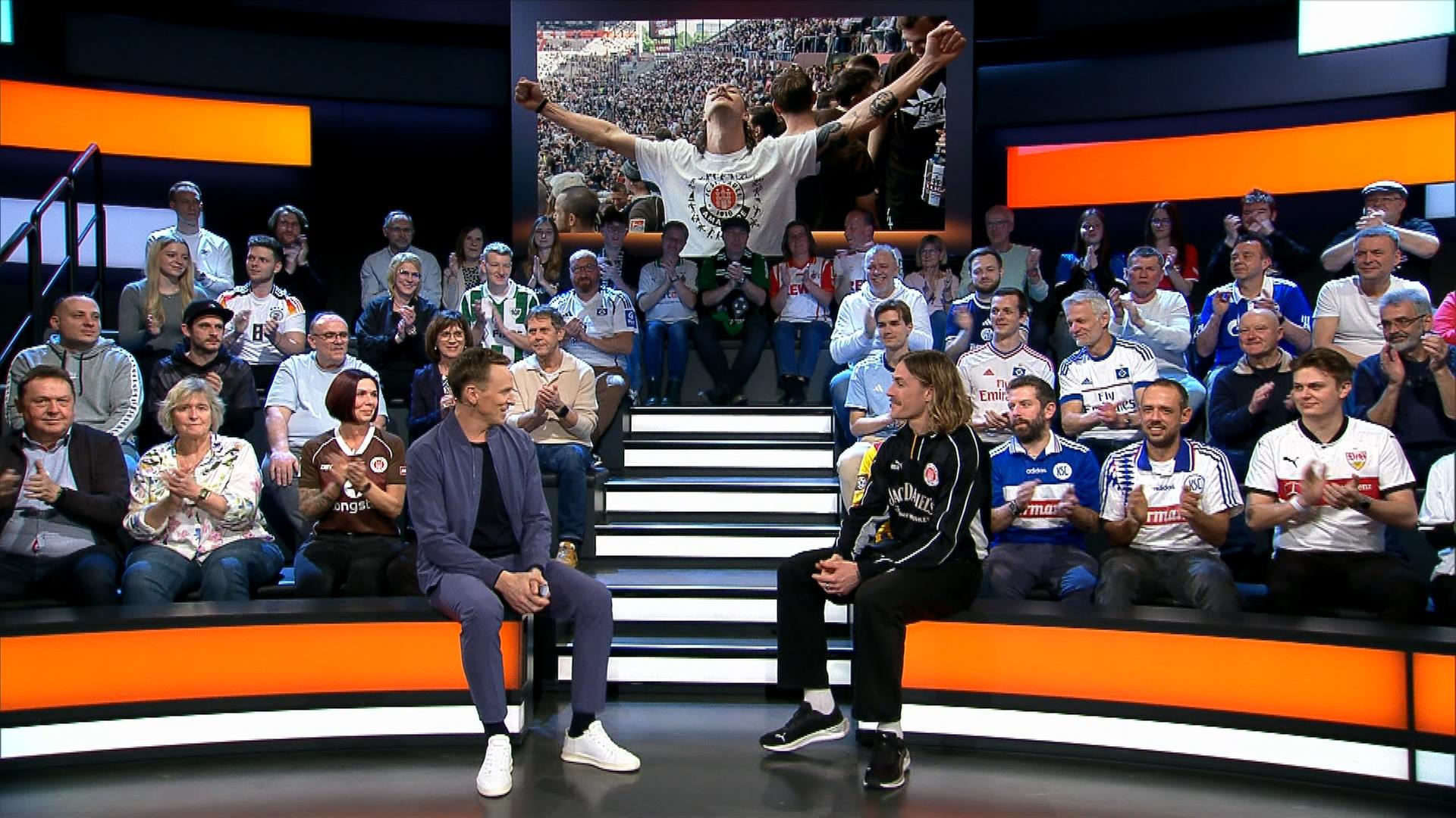 Jackson Irvine im Gespräch mit Moderator Jochen Breyer am 22.02.25.
