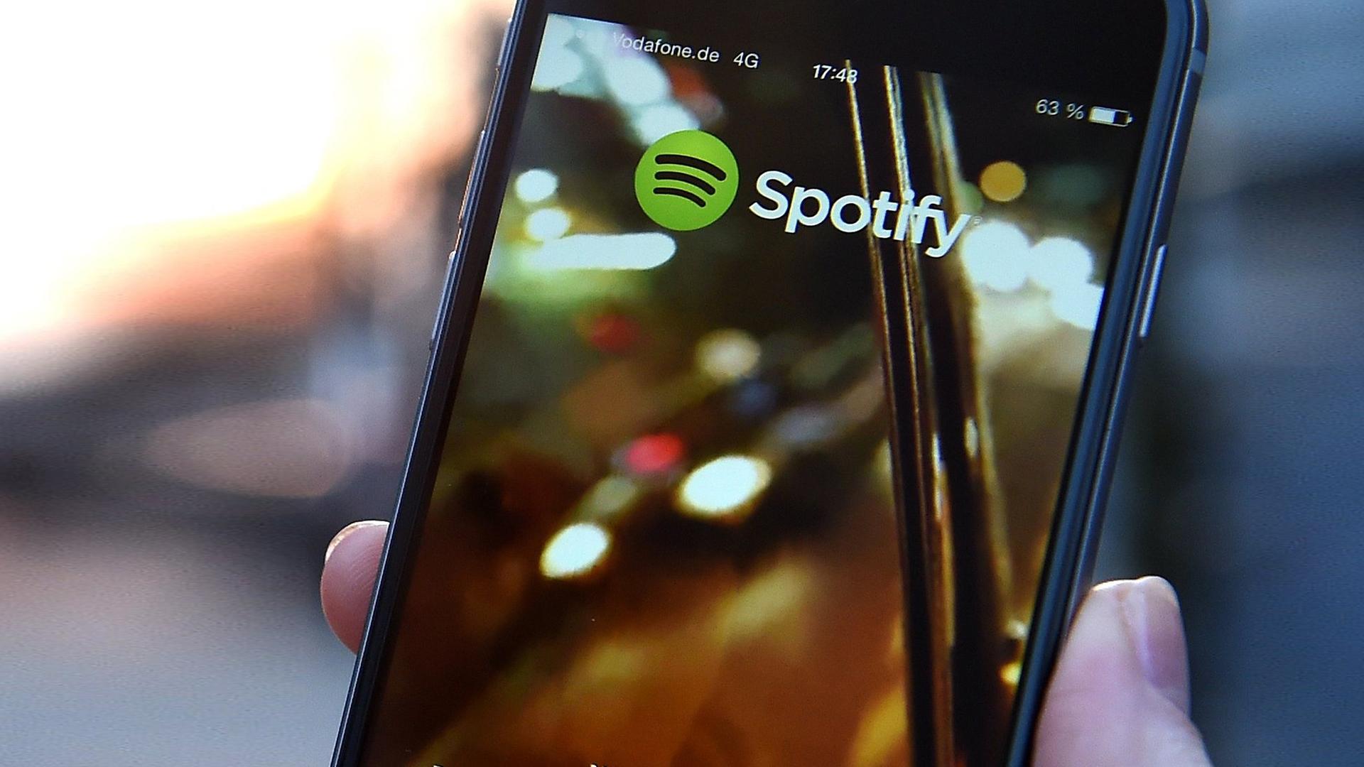 Das Logo des Steaming-Musikdienst Spotify ist auf einem Smartphone zu sehen