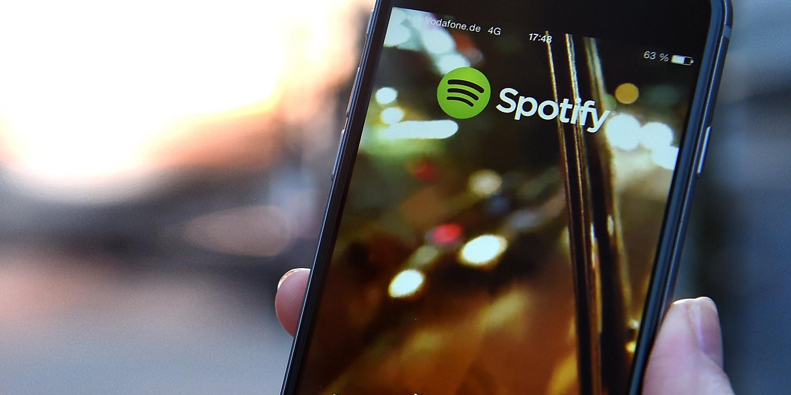 Das Logo des Steaming-Musikdienst Spotify ist auf einem Smartphone zu sehen