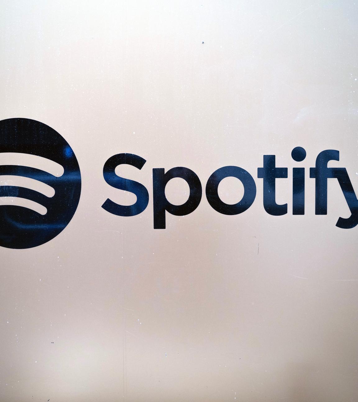 Das Spotify-Logo ist am 18. November 2025 am Hauptsitz des Unternehmens in Stockholm, Schweden, abgebildet.